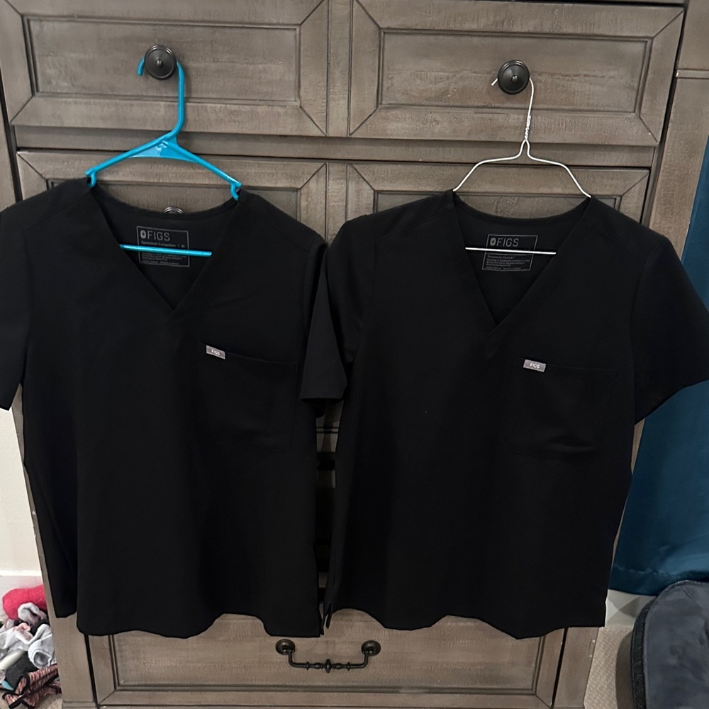 Figs Catarina one pocket Black Scrub Tops in medium